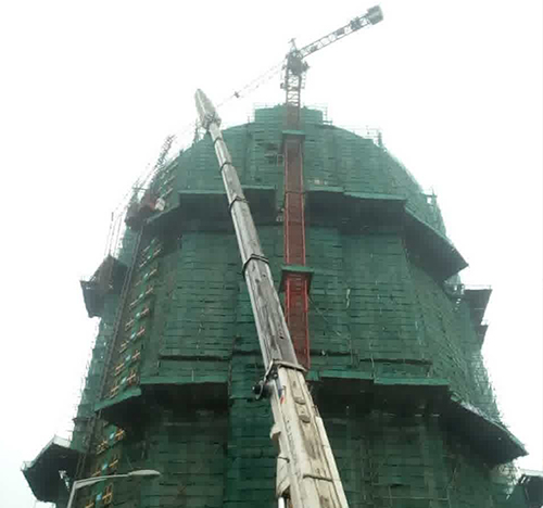 双辽吊车在工地上作业